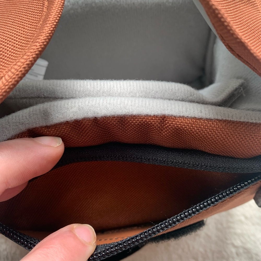 NWOT Roots mini camera bag - Picture 7 of 12